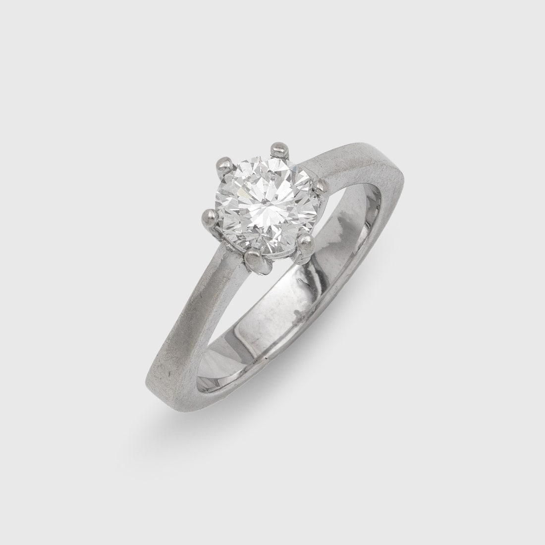 Klassischer Brillansolitär-Ring: Weißgold, gest. 750. Zentral besetzt mit einem Brillant-Solitär von ca. 1,70 ct. in sog. Kronenfassung. Gew. ca. 7,10 g. Ring set with brilliant solitaiure approx. 1,70 ct., in 18 k white gold.