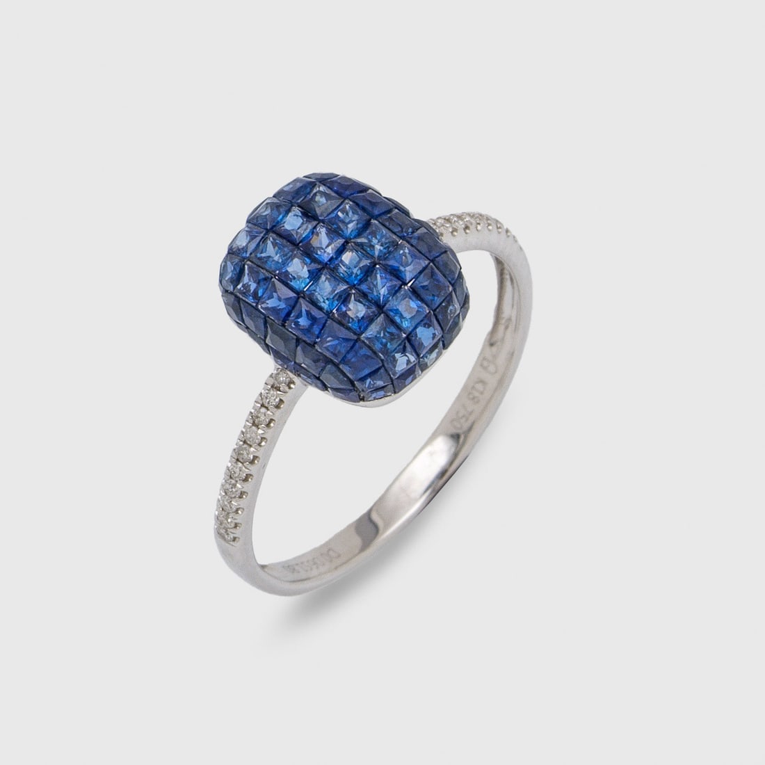 Feiner kornblumenblauer Saphirring: Weißgold, gest. 750. Zentral besetzt mit kornblumenblauen, kalibrierten Saphiren von zus. 1,80 ct., flankiert von kleinen Diamanten. Gew. ca. 2,86 g. Ring set with cornflower blue sapphires approx. 1