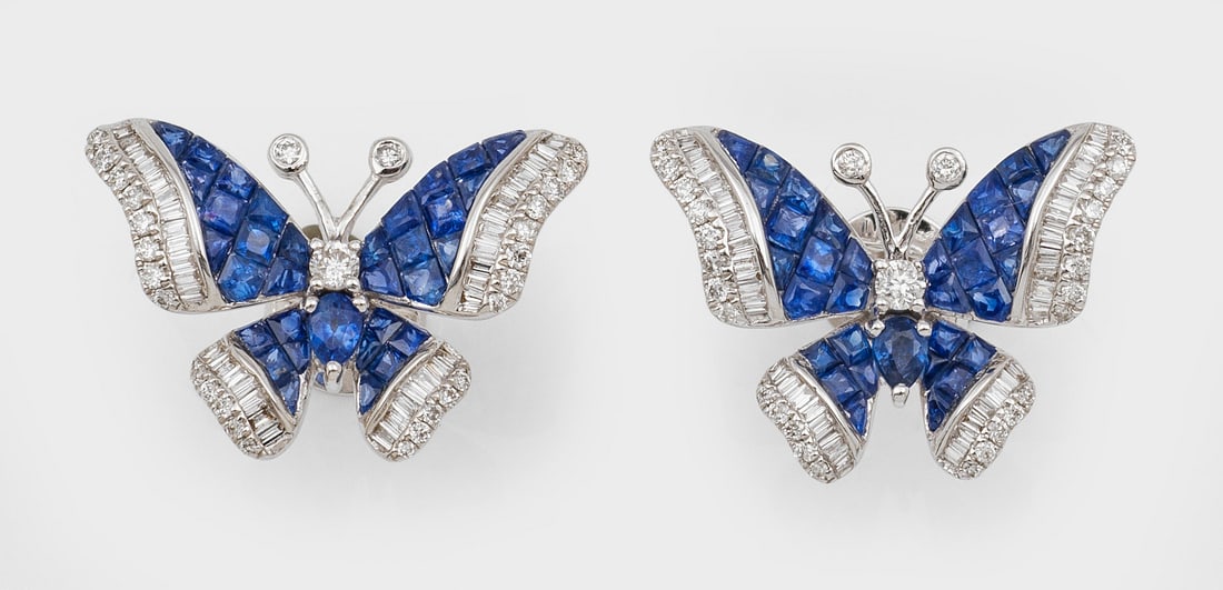 Paar Schmetterlings-Ohrringe im Stil von Van Cleef & Arpels: Weißgold, gest. 750. Schauseitig ausgefasst mit kornblumenblauen Saphiren von zus. 1,70 ct. und Diamanten von zus. ca. 0,56 ct. (G/si). Ges.-Gew. ca. 4,80 g. Pair of butterfly earrings set with sapph
