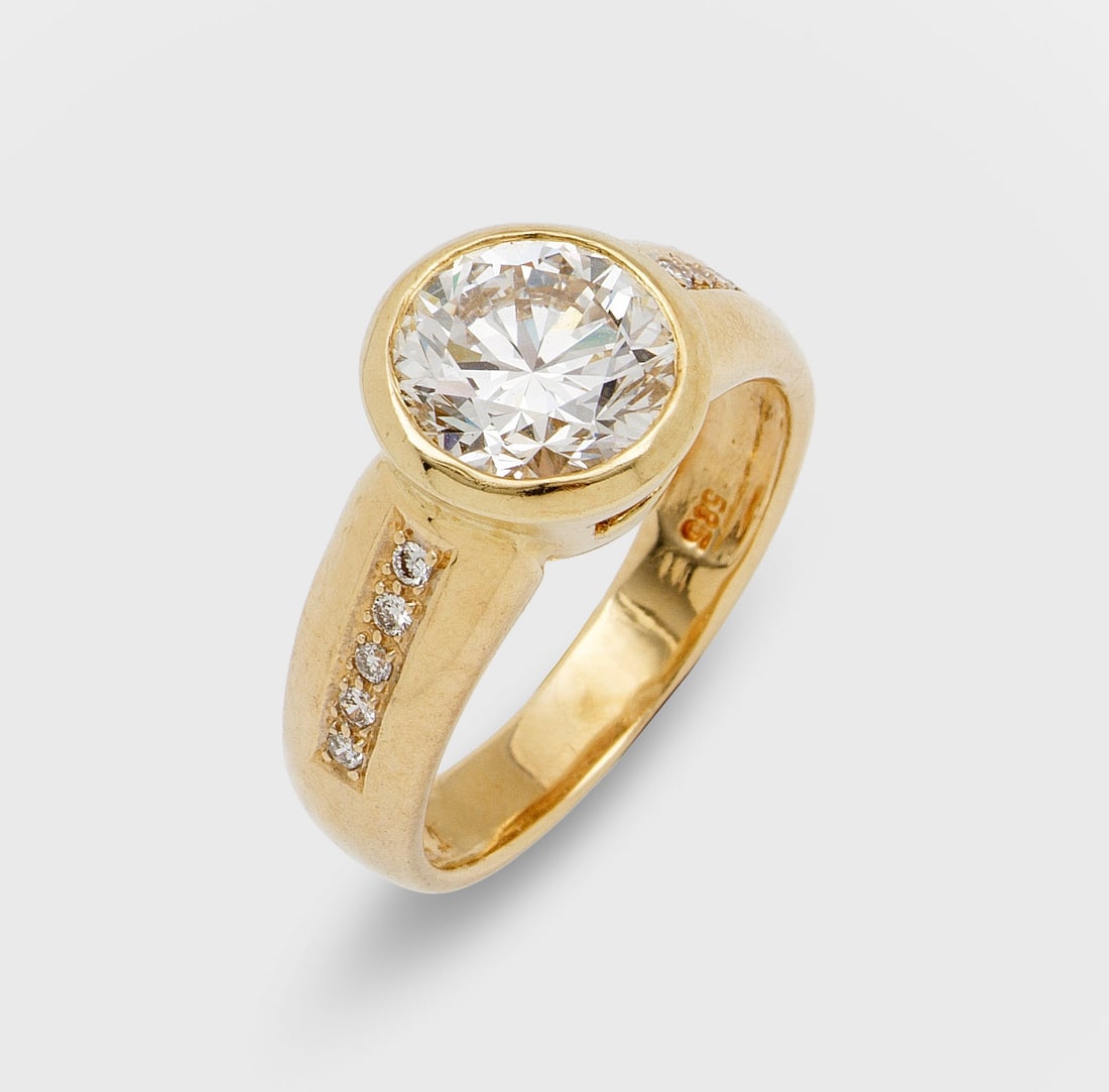 Klassischer Brillantsolitär-Ring aus dem Hause Schwerin: Gelbgold, gest. 585. Leicht verlaufende Ringschiene, zentral besetzt mit einem Brillantsolitär von ca. 3,00 ct. (F-G/si), flankiert von Brillanten von zus. ca. 0,20 ct.; Gew. 7,30 g. Beiliegend Exper