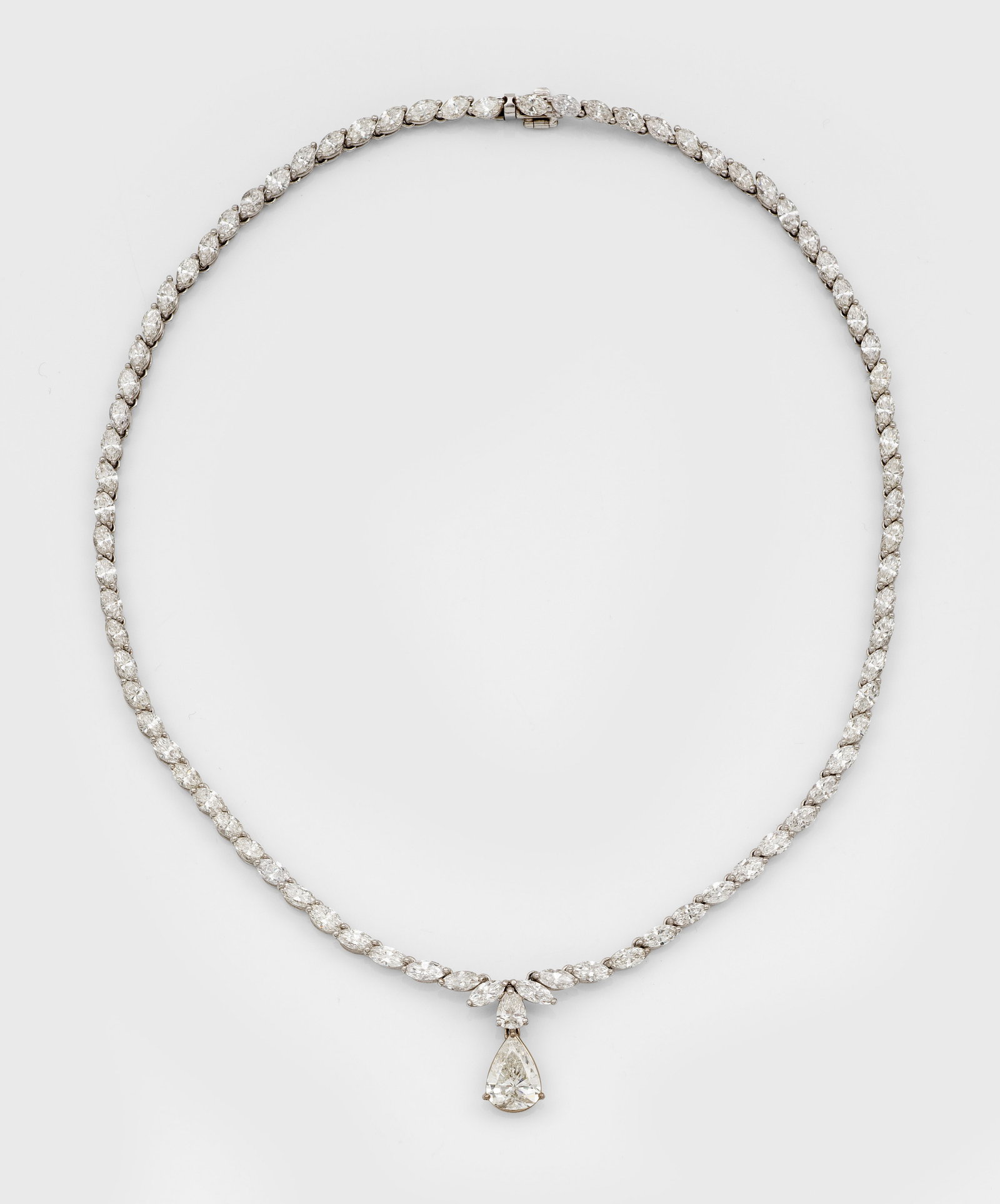 Hochfeines Diamant-Collier im traditionellen Juwelenstil: Weißgold, gest. 750. Collier-Kette ausgefasst mit Diamant-Navetten von zus. ca. 20 ct. (F/vs) und zentralem Anhänger besetzt mit Diamant-Pendeloque von ca. 3,00 ct. (H/vs2). Gew. ca. 29,68 g. Neckla