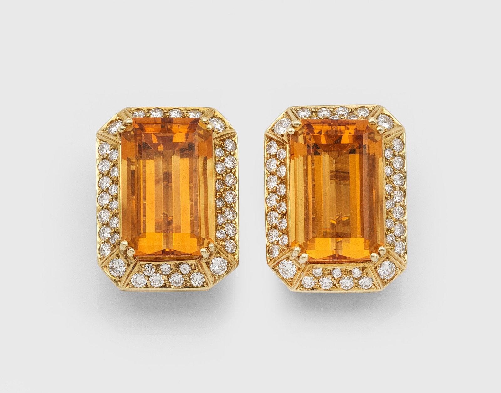 Paar mondäne Madeira-Citrin-Brillant-Ohrclips: Gelbgold, gest. 585. Zentral besetzt mit 2 orangegelben Citrinen von jeweils ca. 17 mm x 10 mm im Tafelschliff, entouriert von Brillanten von zus. ca. 3,20 ct. (G-H/vvs-vs). Ges.-Gew. ca. 21,53 g. Pai