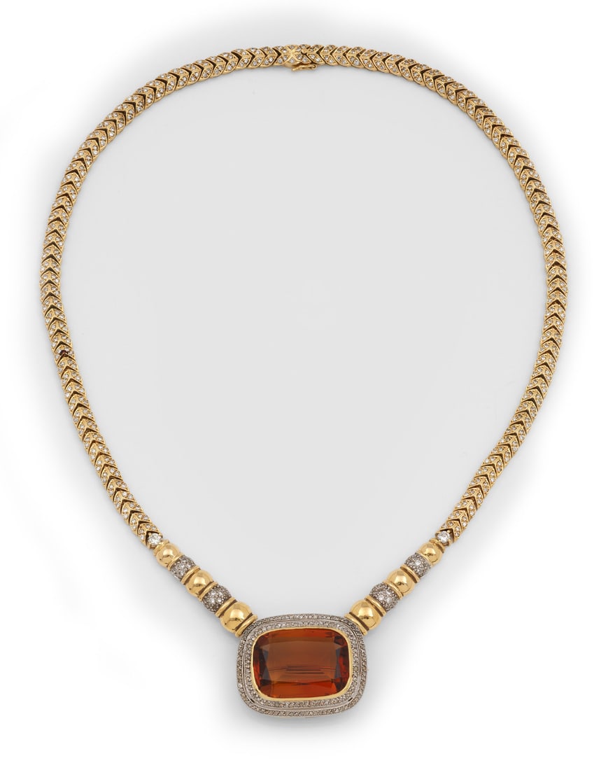 Repräsentatives Demi Parure mit Madeira-Citrinen: von Roesner, Hamburg Collier und korrespondierendes Paar Ohrclips. Gelbgold, gest. 750/585. Jeweils besetzt mit orangegelben Citrinen von jeweils ca. 16 mm x 22 mm, entouriert und ausgefasst mit Brill