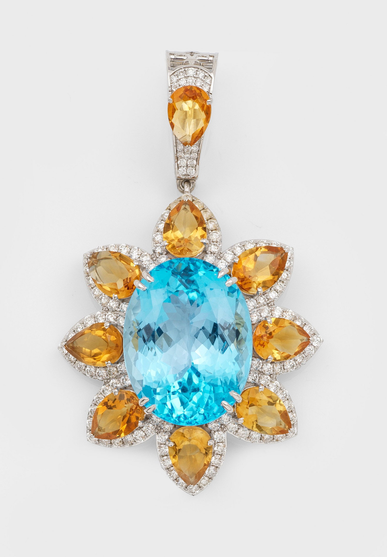 Prachtvoller Blüten-Anhänger mit Swissblue-Topas: Weißgold, gest. 585. Im Zentrum ein Swissblue-Topas von ca. 39,21 ct., umrahmt von 8 sonnengelben Citrintropfen, entouriert durch Brillanten von zus. ca. 2,65 ct. in Pavéfassungen. Ges.-Gew. ca. 21,