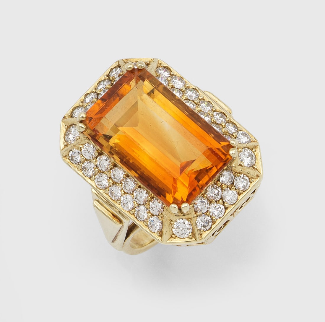 Mondäner Madeira-Citrin-Brillant-Ring: Gelbgold, gest. 585. Zentral besetzt mit einem orangegelben Citrin von ca. 17 mm x 10 mm im Tafelschliff, entouriert von Brillanten von zus. ca. 1,60 ct. (G-H/vvs-vs). Ges.-Gew. ca. 15,02 g. Ring set 