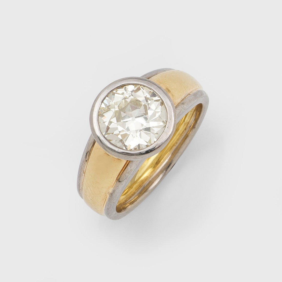 Klassischer Bandring mit Diamantsolitär: Gelb- und Weißgold, gest. 750. Zentral besetzt mit einem Altschliffdiamant von ca. 2,82 ct. (I-J/vvs-vs), in korrespondierender Zargenfassung. Gew. ca. 15,03 g. Ring set with a diamond solitaire appr