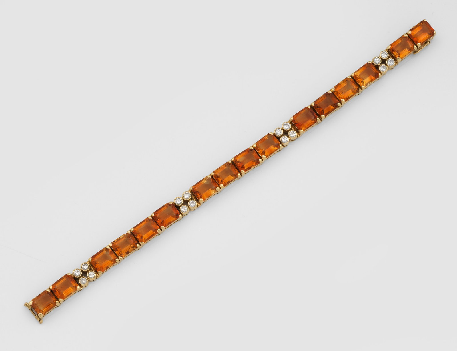 Madeira-Citrin-Armband mit Brillanten von Roesner, Hamburg: Gelbgold, gest. 585. Linear besetzt mit 16 orangegelben Citrinen von jeweils ca. 9 mm x 6 mm im Tafelschliff, unterteilt durch Brillanten von zus. ca. 1,80 ct. (F-G/vsi-si). Ein Citrin mit Chips. Gew.