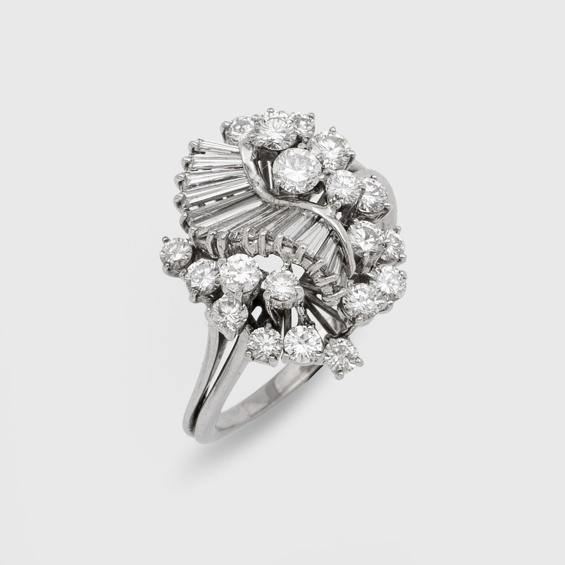Hochfeiner Cocktail-Diamantring: Weißgold, gest. 750. Ausgefasst mit Diamant-Baguetten und Brillanten von zus. ca. 1,50 ct. (G-H/vs). Gew. ca. 6,29 g. Ring set with diamonds approx. 1,50 ct. (G-H/vs), in 18 k white gold.