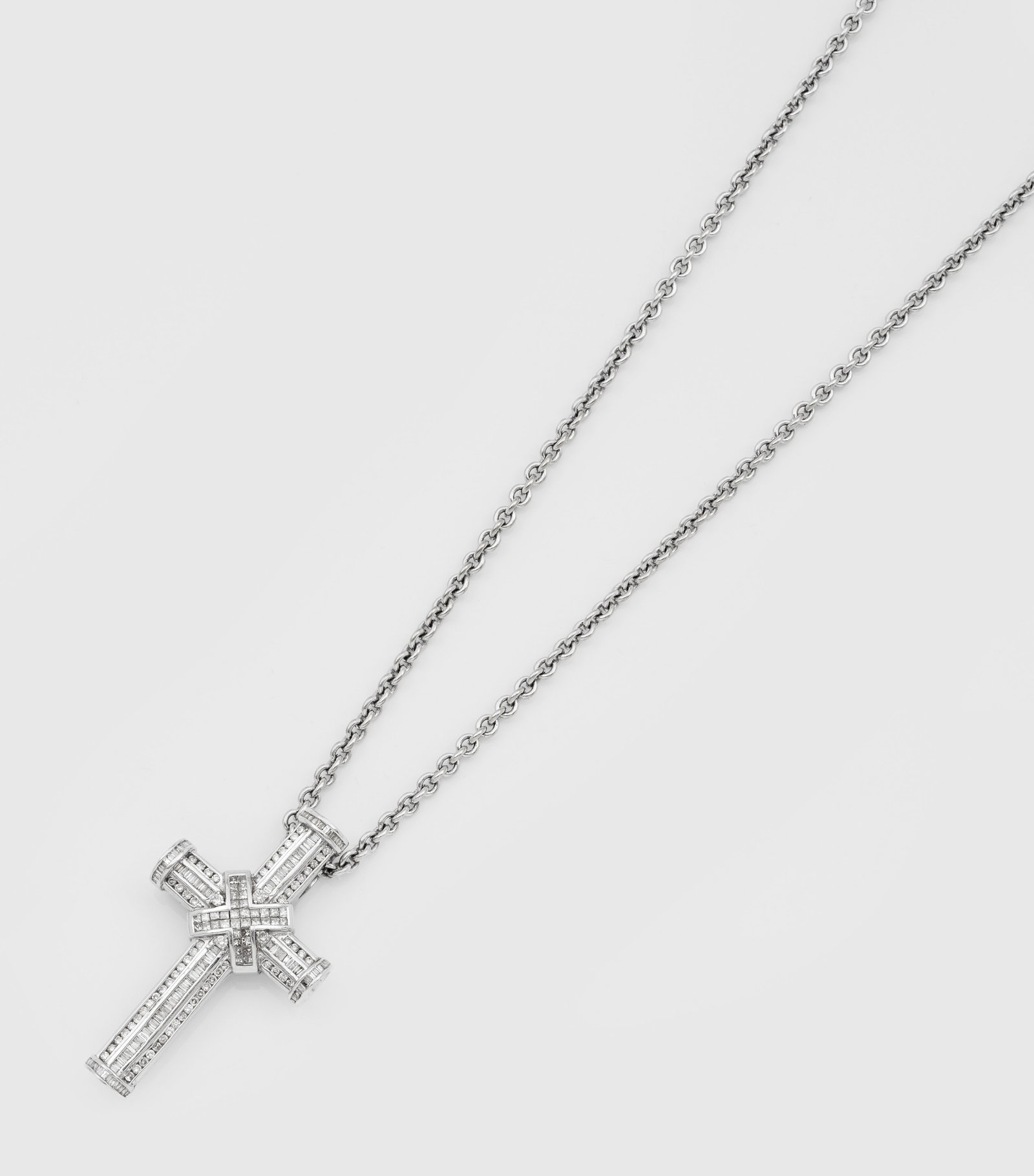 Prachtvoller Diamant-Kreuzanhänger: Weißgold, gest. 585. Schauseitig besetzt mit Brillanten und Diamant-Baguetten von zus. ca. 4,70 ct. (G-H/i/H-K/si-i), an feiner Erbsenkette. Ges.-Gew. ca. 39,05 g. Cross pendant set with diamonds app