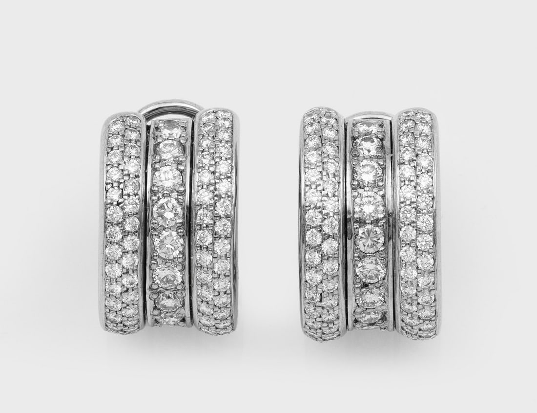 Paar Brillant-Ohrclips von Chopard-"La Strada": Weißgold, gest. 750. Schauseitig ausgefasst mit Brillanten von zus. ca. 1,77 ct. (G/vs). Herstellerzeichen, Ref.-Nr. 2291933, 84/4070/3. Ges.-Gew. ca. 14,81 g. Original Box. Pair of earrings by Chopa