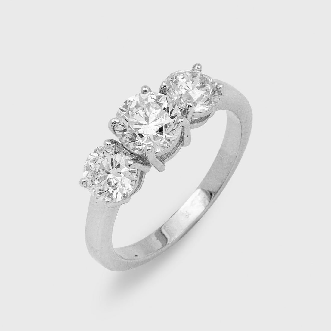 Klassischer Brillantring: Weißgold, gest. 750. Zentral besetzt mit 2 Brillanten von jeweils ca. 0,60 ct. und ein Brillant von ca. 1,02 ct. (G-H/vs-si). Gew. ca. 3,85 g. Beiliegend Expertise. Ring set with 2 diamonds each appr