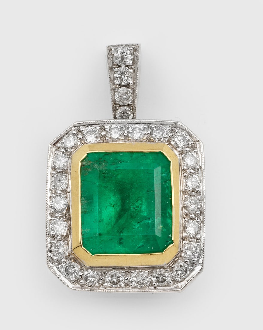 Kolumbianischer Smaragd-Anhänger mit Brillanten: Gelbgold, 18 ct.; Zentral besetzt mit einem leuchtend grünen Smaragd von ca. 5,00 ct. im Tafelschliff, entouriert von Brillanten von zus. ca. 0,90 ct.; Gew. ca. 11,64 g. Pendant set with a Columbian 
