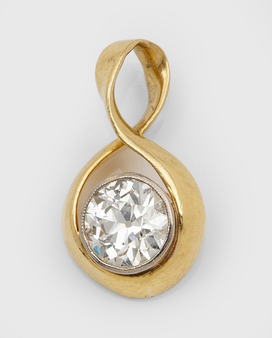 Feiner Diamantsolitär-Anhänger: Gelbgold, 18 ct.; Zentral besetzt mit einem Altschliffdiamanten von ca. 1,50 ct. (I-J/vs); Gew. ca. 2,64 g. Feine Goldschmiedausführung. Pendant set with a diamond approx. 1,50 ct. (I-J/vs), in 18 k