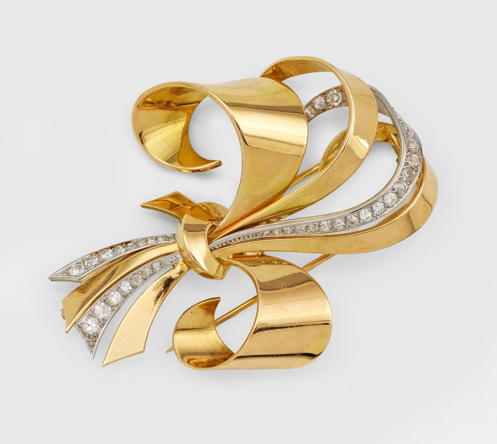 Cocktail-Diamant-Brosche von BOUCHERON aus den 1950er Jahren: Gelbgold, 18 ct.; Gestaltet als stilisiertes Bllumengebinde, ausgefasst mit Altschliffdiamanten von zus. ca. 0,88 ct.; Herstellerzeichen, Ref. 12146. Gew. ca. 27,25 g. Beiliegend Expertise von