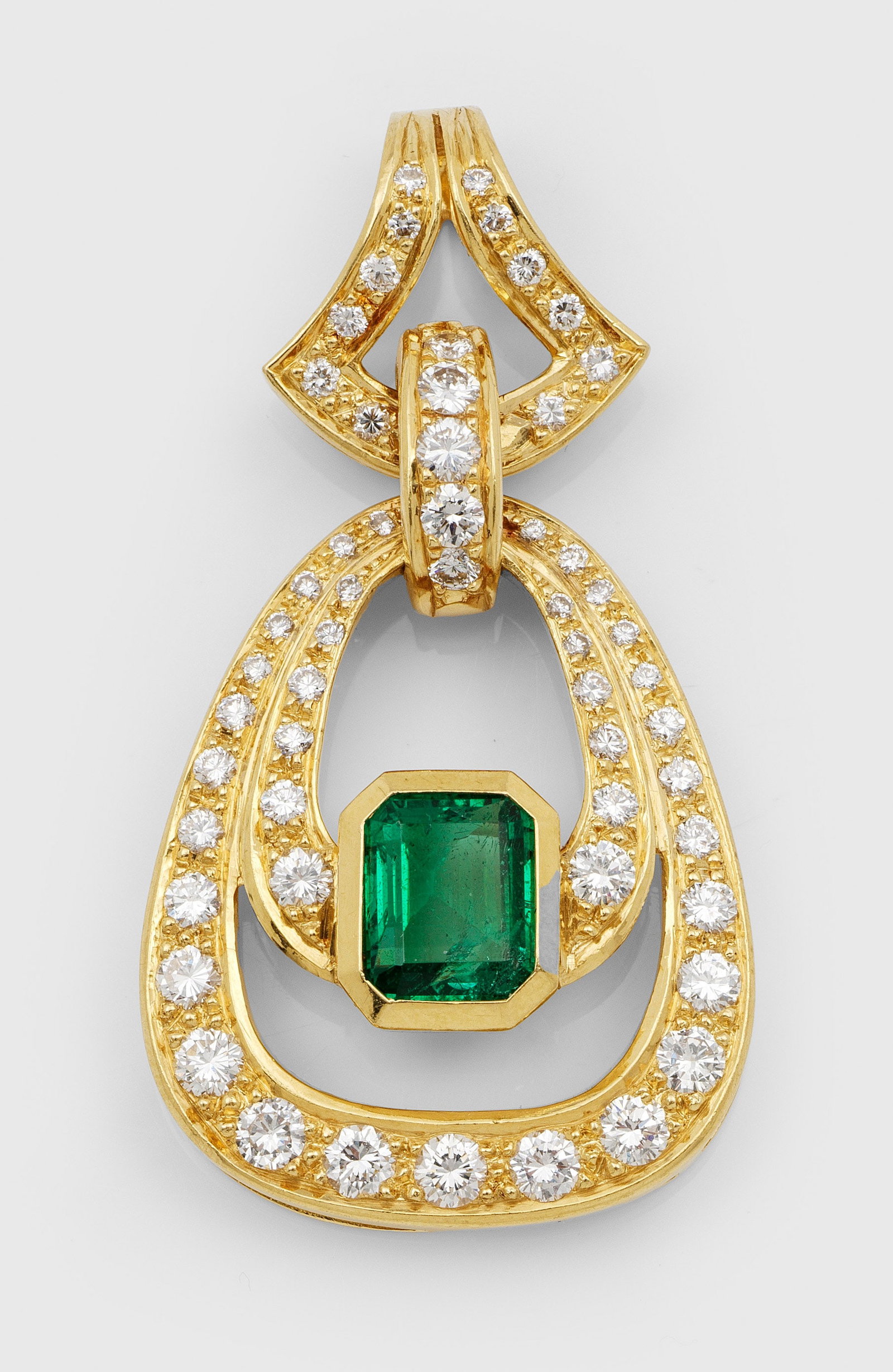 Hochfeiner kolumbianischer Smaragd-Anhänger mit Brillanten: Gelbgold, gest. 750. Triangelförmiger, beweglicher Anhänger zentral besetzt mit einem Vivid Green-Smaragd von ca. 2,00 ct. im Tafelschliff, ausgefasst mit Brillanten von zus. ca. 1,80 ct. (H/vs).