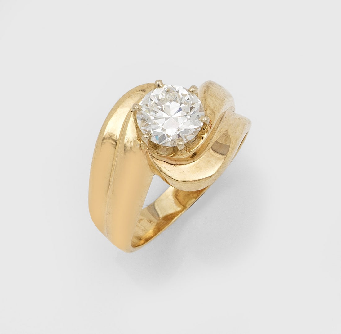 Dekorativer Brillantsolitär-Ring: Gelbgold, 14 ct.; Diagonal versetzte, profilierte Ringschiene. Zentral besetzt mit einem Altschliffdiamanten von ca. 1,00 ct. (I/si). Gew. ca. 6,01 g. Ring set with a brilliant solitaire approx. 1,00 