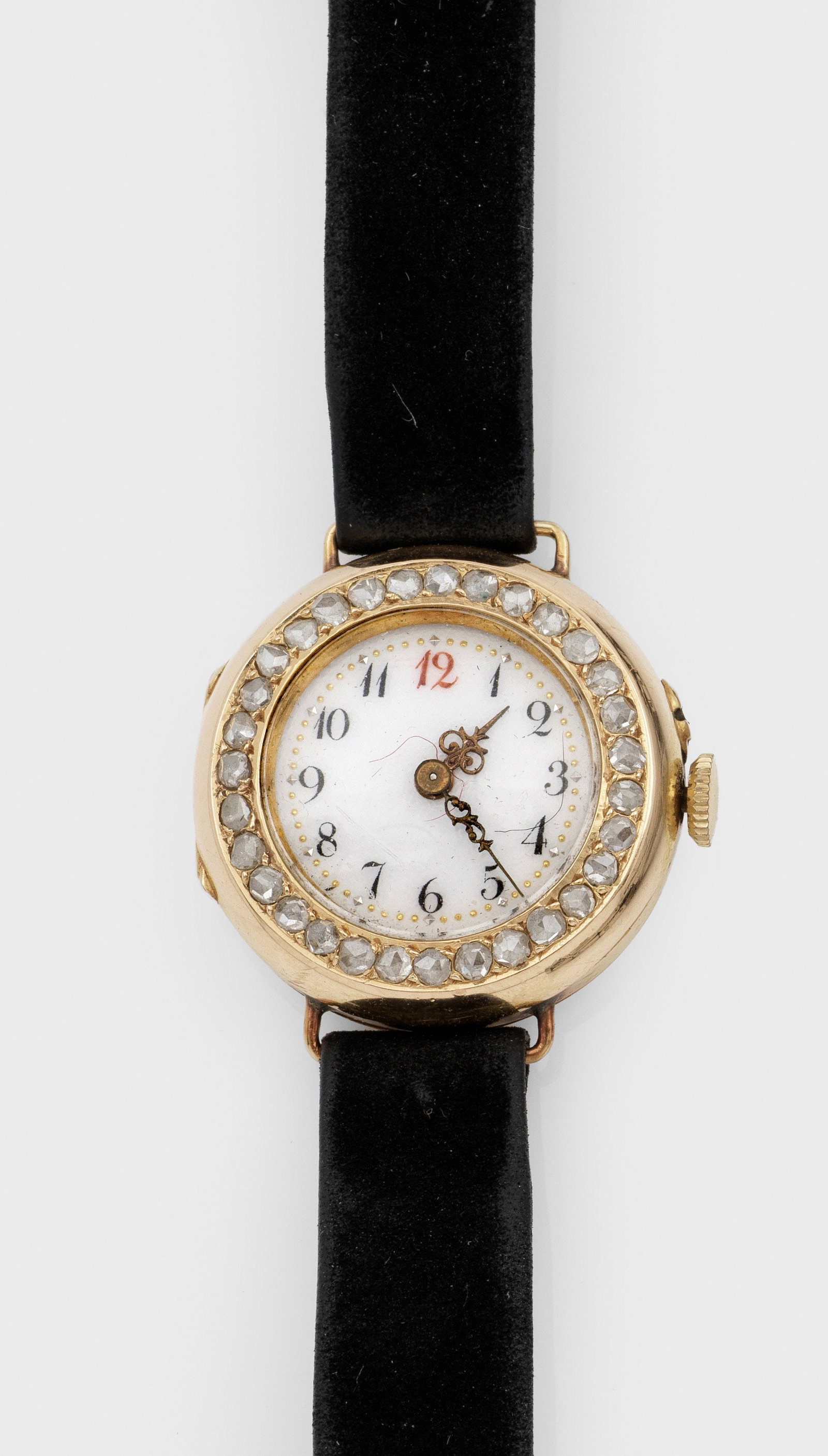 Napoleon III-Damenarmbanduhr: Roségold, 18 ct.; Leicht bombiertes 2-Deckel Golduhrengehäuse, Lunette besetzt mit Diamantrosen, weißes Zifferblatt nit arabischen Zahlen und Dauphin-Zeigern. Schwarzes Velour-Lederarmband.