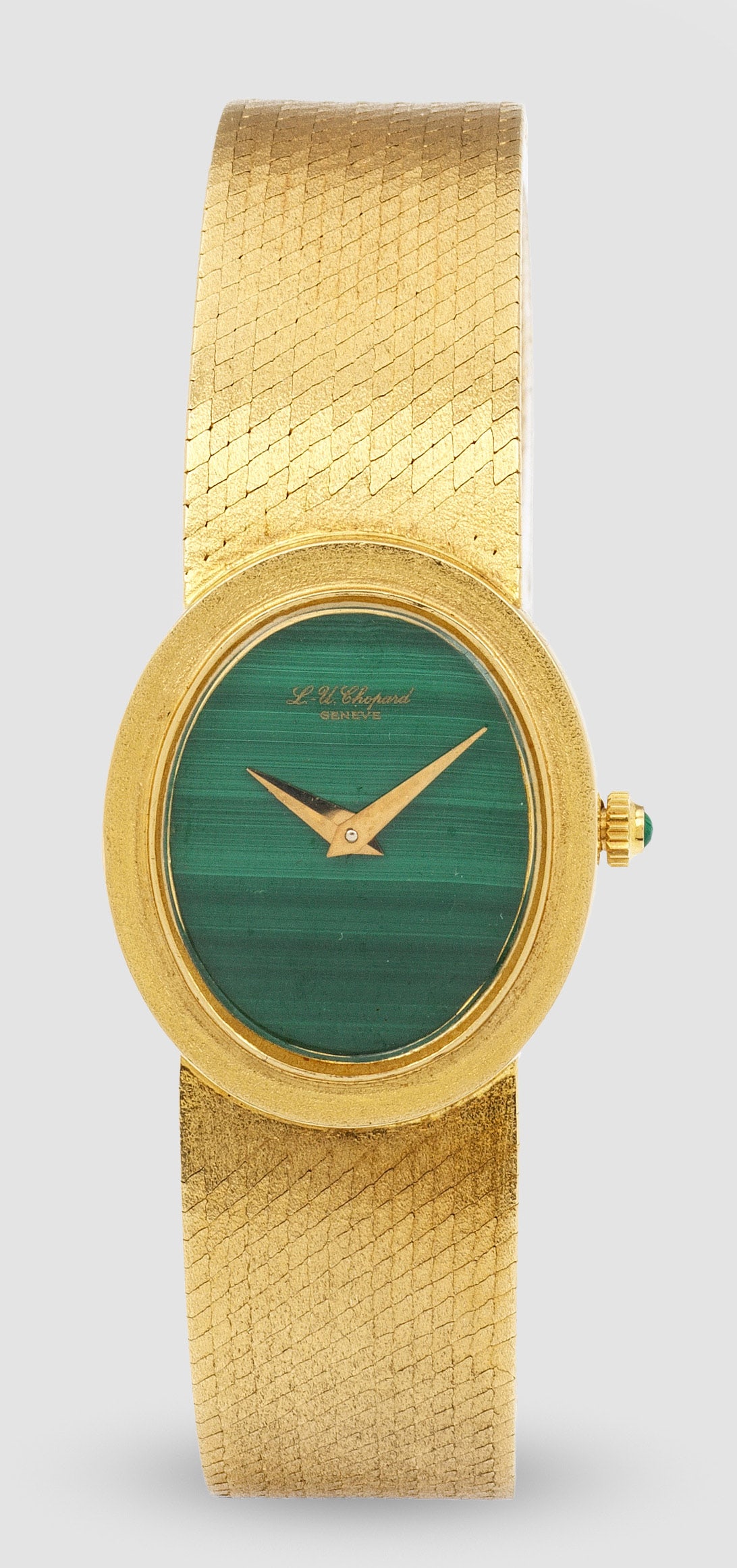 Damenarmbanduhr mit Malachit-Zifferblatt von Chopard: aus den 1970er Jahren Gelbgold, gest. 750. Ovales, profiliertes Uhrengehäuse, Zifferblatt aus fein geädertem Malachit, Lanzenzeiger aus Gold. Satiniertes Milanese-Armband mit Faltschließe. Mechanis