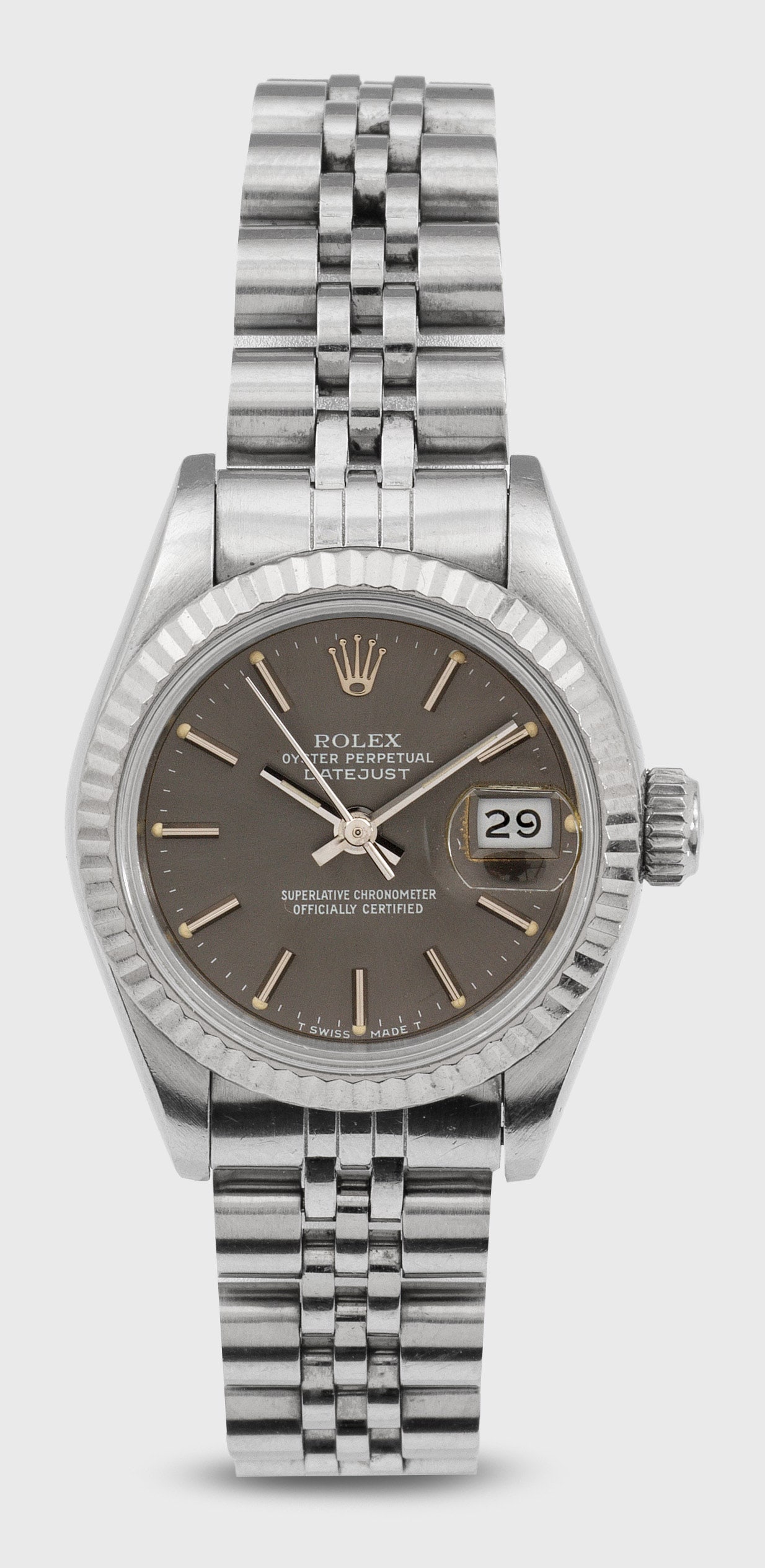 Damenarmbanduhr von Rolex-"Datejust" aus den 1970er Jahren: Stahl. Rundes Uhrengehäuse, geriffelte Lunette, anthrazitfarbenes Zifferblatt, Stabindexe und Zeiger mit Tritiumauflage. Jubelee-Armband mit Faltschließe. Automatikwerk. Herstellerzeichen. Gew. ca. 