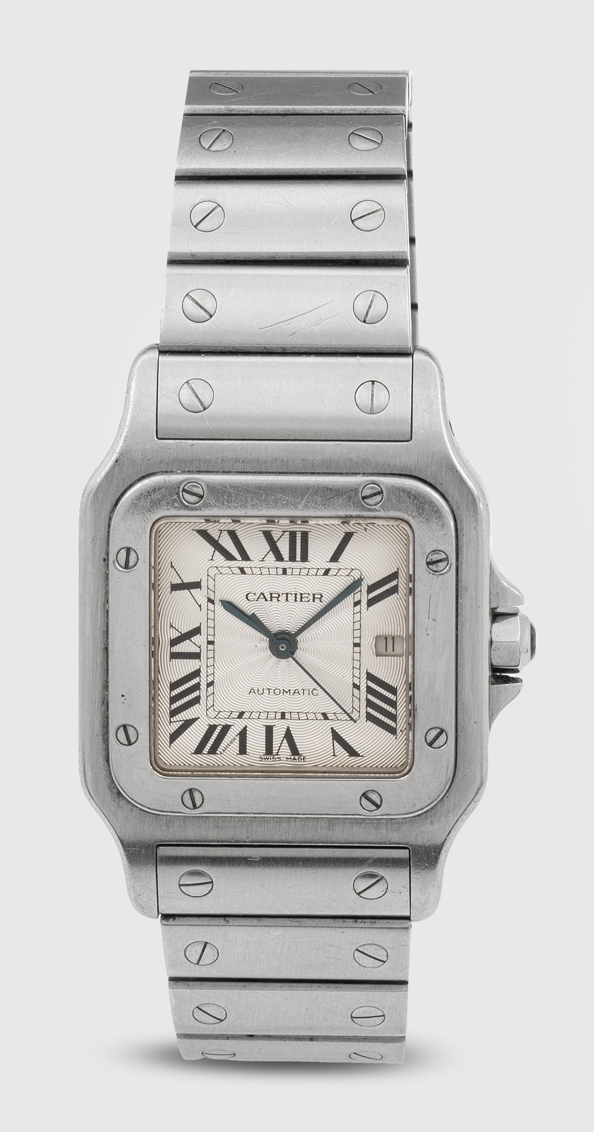 Herrenarmbanduhr von Cartier-"Santos Galbée": der 2000er Jahre Stahl. Quadratisches Uhrengehäuse, aufgeschraubte Lunette, fein guillochiertes Zifferblatt mit schwarzen römischen Zahlen, gebläuten Zeigern und Datumsanzeige. Korrespondierendes G