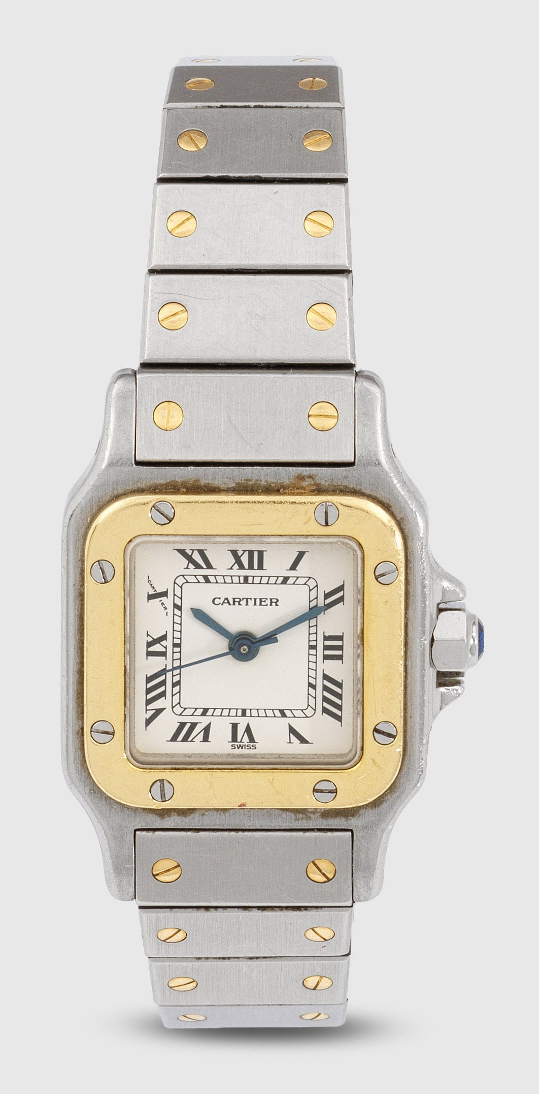 Damenarmbanduhr von Cartier-"Santos" von 1997: Stahl, und Gold, 18 ct.; Quadratisches Uhrengehäuse, aufgeschraubte Lunette, weißes Zifferblatt mit schwarzen römischen Zahlen, gebläuten Zeigern und Datumsanzeige. Korrespondierendes Gliederarmba