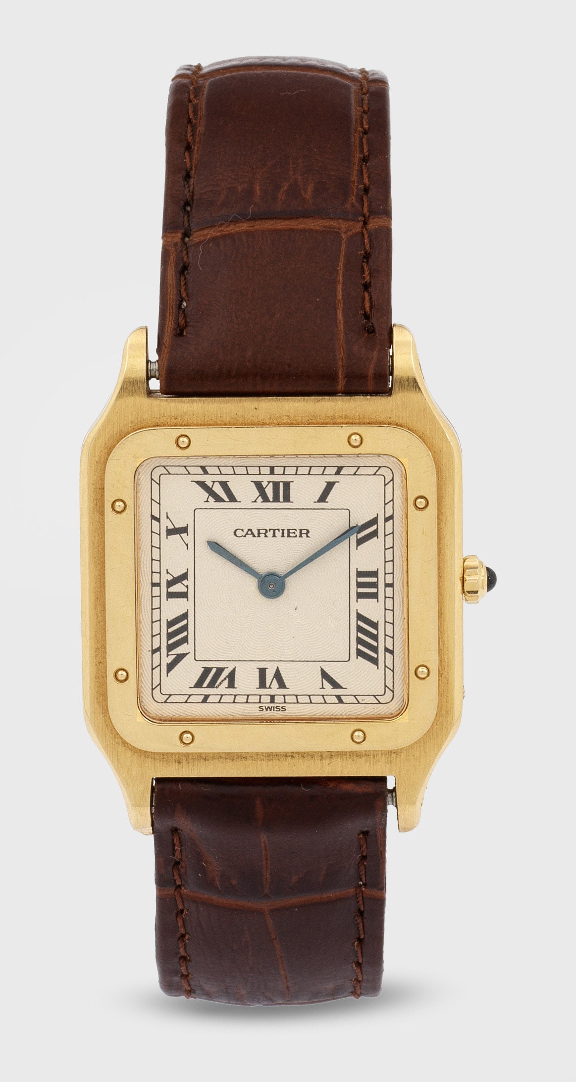 Armbanduhr von Cartier-"Santons Dumont" der 1990er Jahre: Gelbgold, gest. 750. Quadratisches Uhrengehäuse mit aufgeschraubter Lunette, fein guillochiertes Zifferblatt mit schwarzen römischen Zahlen und gebläuten Lanzenzeigern. Hellbraunes, geprägtes Lede