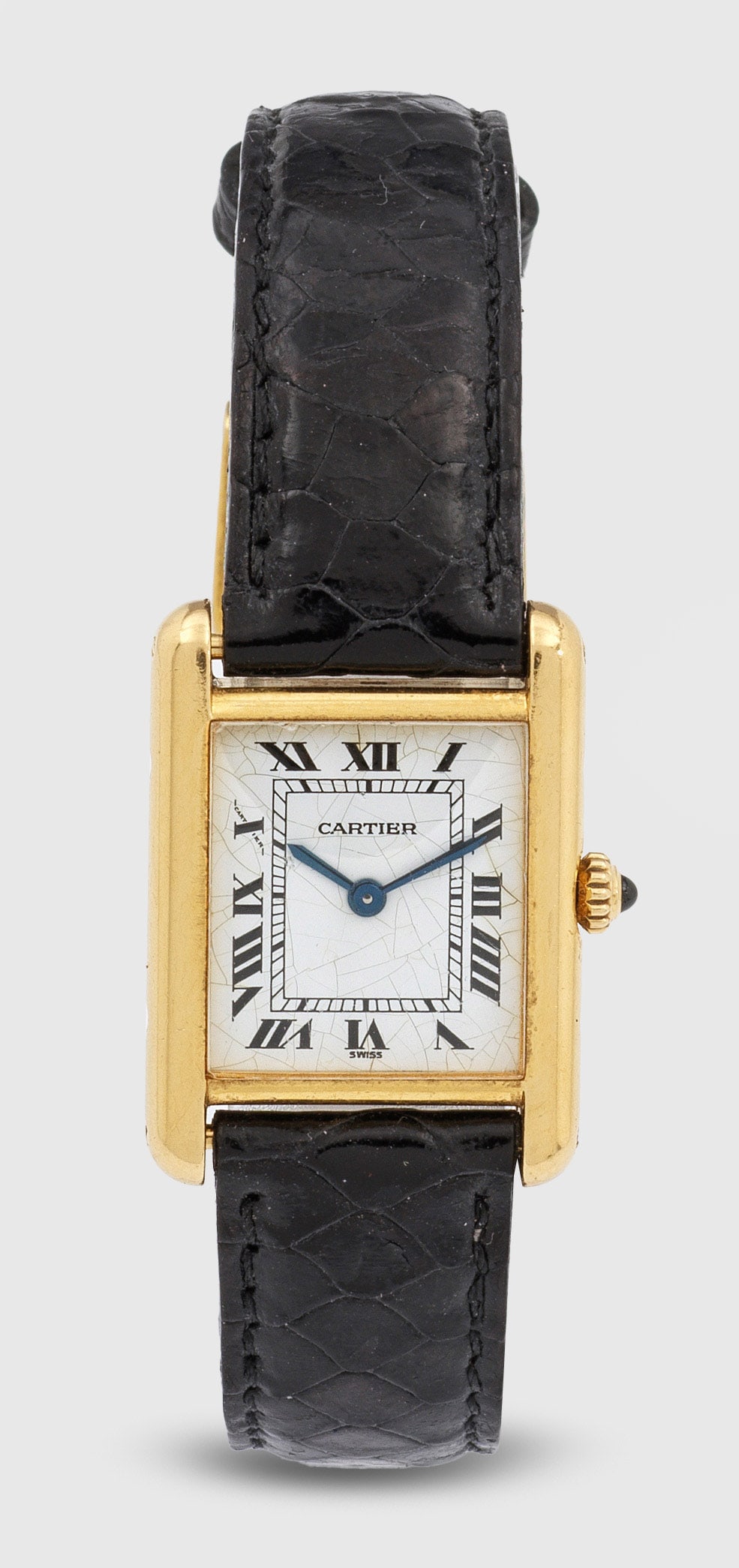 Damenarmbanduhr von Cartier-"Tank Louis Cartier": der 1980er Jahre Gelbgold, gest. 750. Tankförmiges Uhrengehäuse, weißes Zifferblatt mit schwarzen römischen Zahlen und gebläuten Lanzenzeigern. Schwarzes, geprägtes Lederarmband mit Dornenschlie