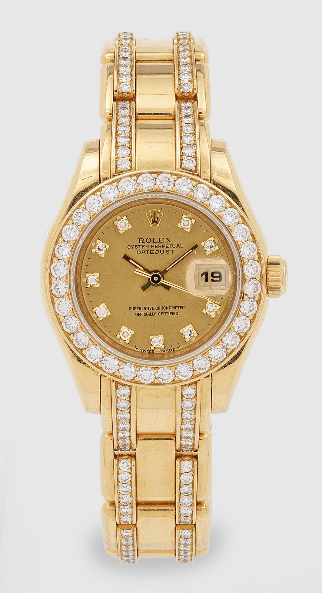 Damenarmbanduhr von Rolex-"Lady Datejust Pearlmaster": von 1991 Gelbgold, gest. 750. Rundes Uhrengehäuse, Lunette umlaufend mit Brillanten besetzt, satiniertes Zifferblatt mit Diamantindexen, Stabzeiger mit Tritiumauflage, Datumsanzeige. Gliederarmband m