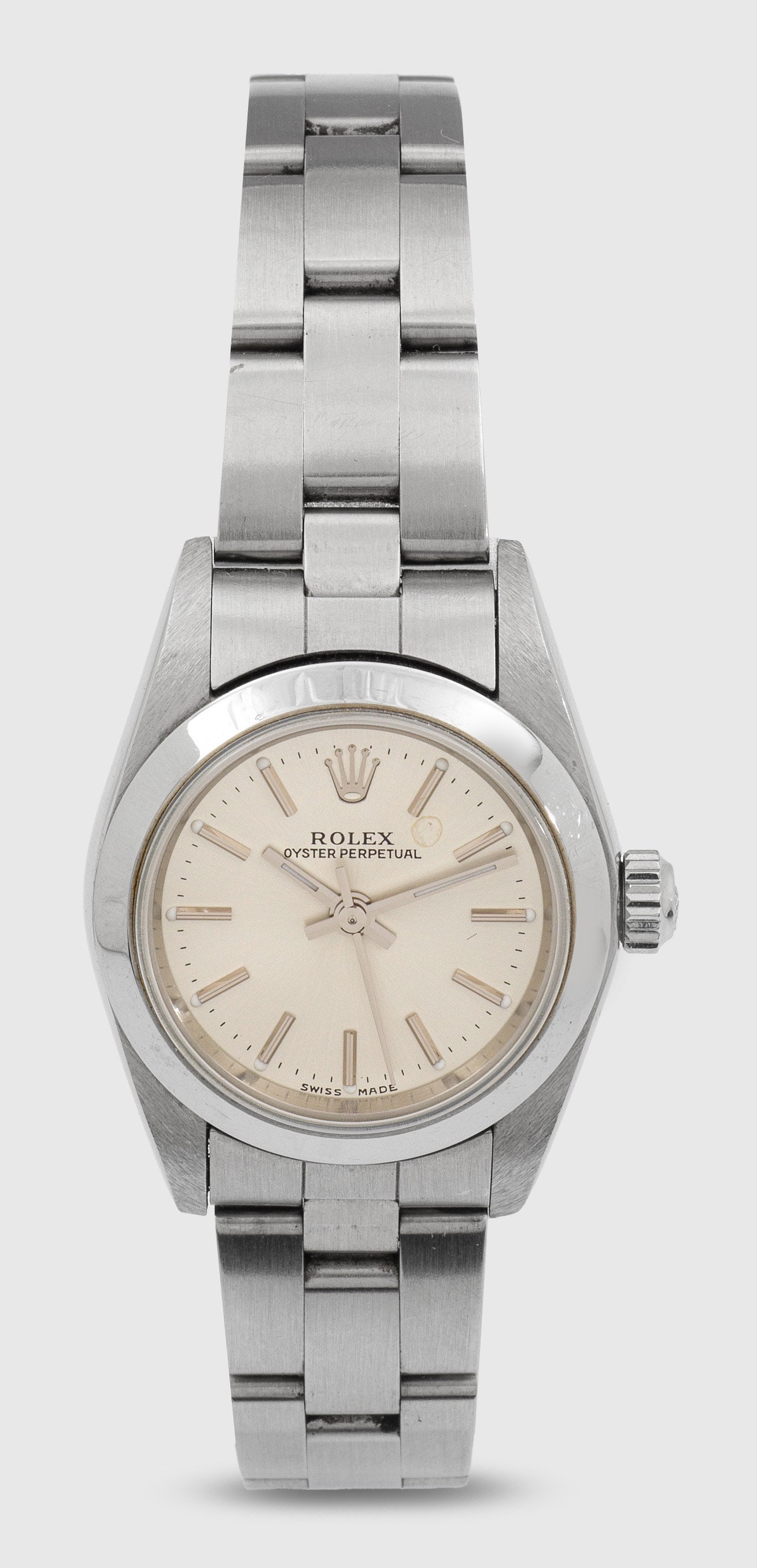 Damenarmbanduhr von Rolex-"Oyster Perpetual" von 2001: Stahl. Rundes Uhrengehäuse, satiniertes Zifferblatt mit Stabindexen und Zeigern mit Tritiumauflage. Oyster-Armband mit doppelter Faltschließe. Automatikwerk. Herstellerzeichen, Ref.-Nr. R76080A10B78