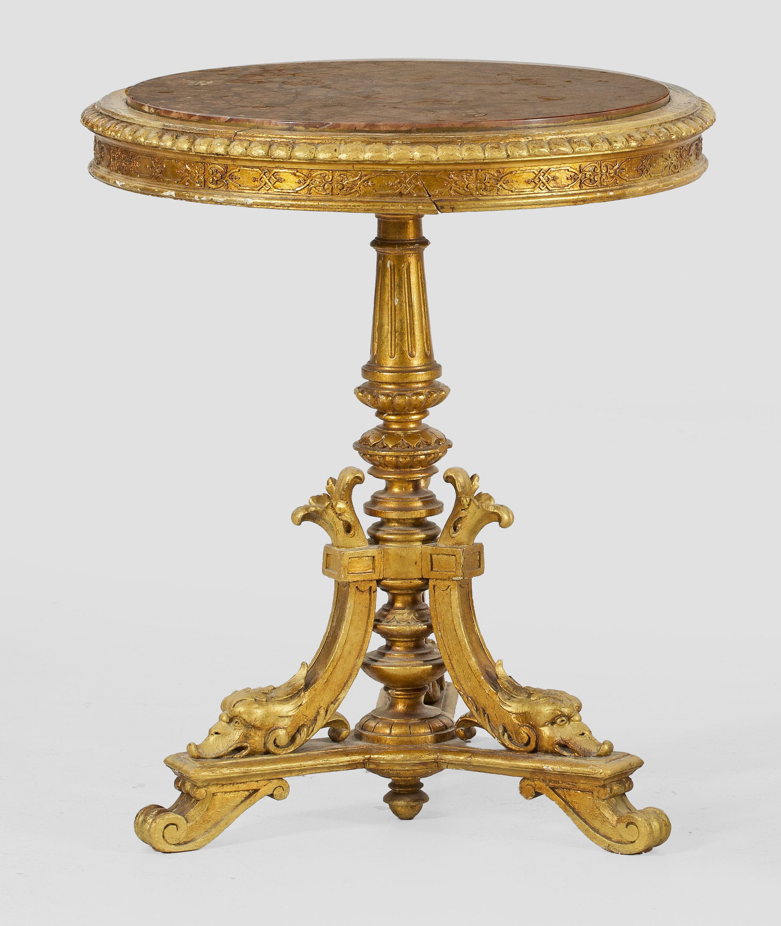 Napoleon III-Beistelltisch: Holz, geschnitzt, gefasst und vergoldet. Über flacher, gekanteter Basis auf Volutenfüßen mehrfach gegliederter Balusterschaft, flankiert von gebogten Streben aus stilisierten Delfinen. Bombierte Za