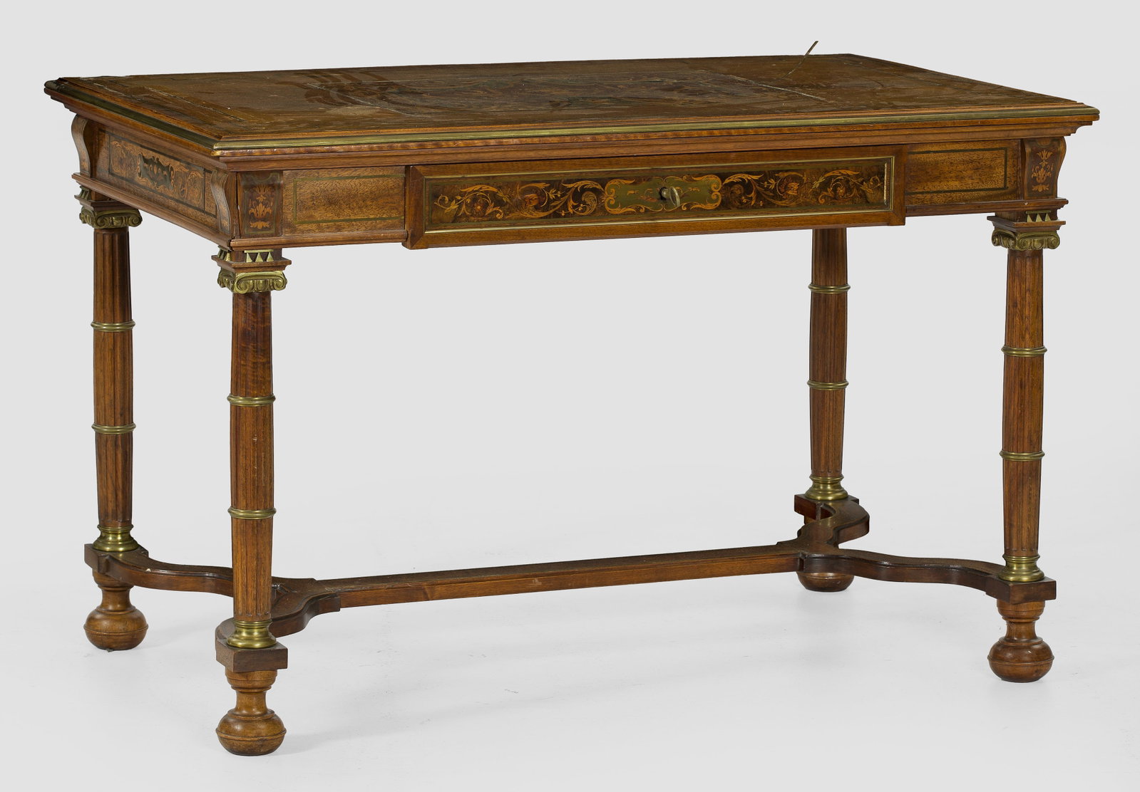 Napoleon III-Salontisch: Nussbaum, massiv und furniert sowie Einlagen aus unterschiedlichen Hölzern und Messing. Gerader, einschübiger Zargenkasten auf gegliederten, kannelierten Balusterbeinen, unterhalb durch geschwungene