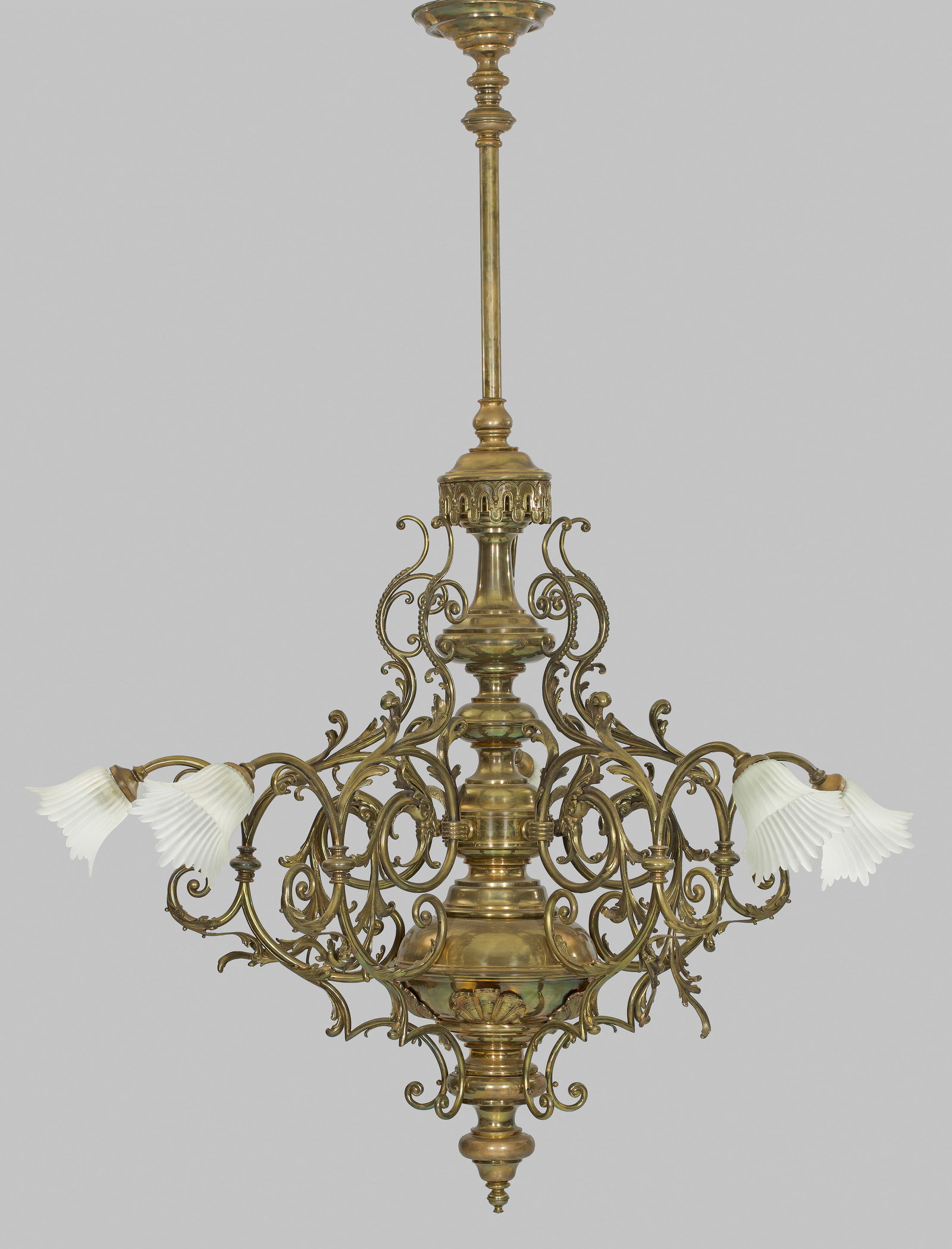 Großer Belle Epoque-Deckenleuchter: 5-flg.; Messing und farbloses, satiniertes Glas. Mehrfach gegliederter Balusterschaft mit applizierten Muschelmotiven als Träger für stark geschwungene Leuchterarme aus üppigen, eingerollten Blattv