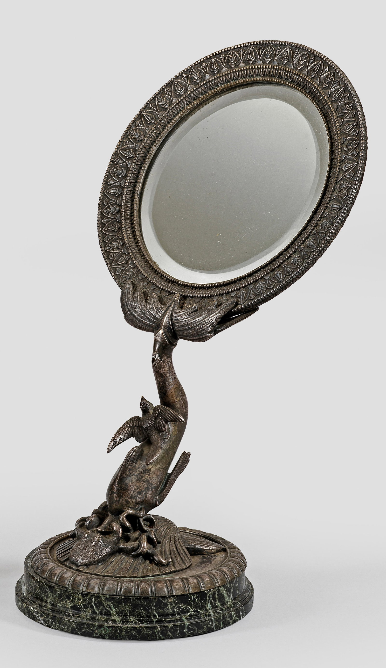 Napoleon III-Tischspiegel: Bronze, versilbert sowie grün gemaserter Marmor. Über profiliertem Rundsockel Basis in Form einer Jacobsmuschel. Davon ausgehend naturalistisch gestalteter Schaft in Form eines Tintenfischs sowie ei