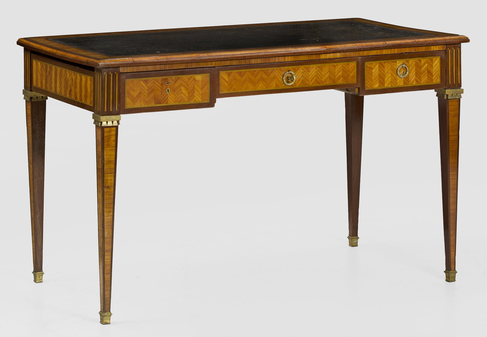 Elegantes Louis XVI-Bureau plat: Rosenholz und Amaranth sowie grün gefärbte Hölzer, furniert. Gerader Zargenkasten auf hohen, konischen Vierkantbeinen. In der gegliederten Front drei Schubladen unterschiedlicher Größe. Gering ü