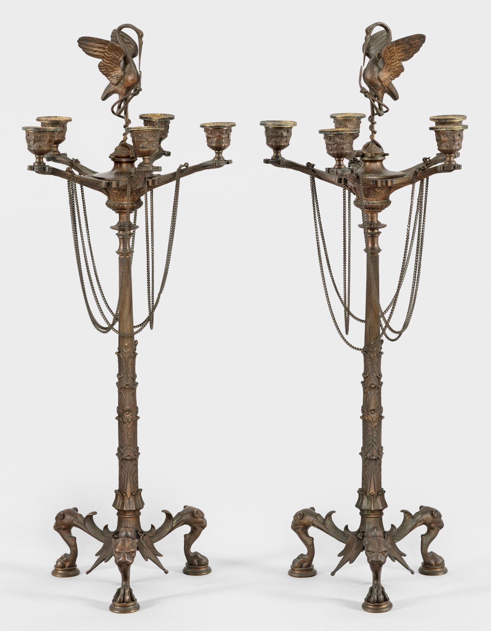 Paar Girandolen im Napoleon III-Stil: 4-flg.; Bronze, dunkel patiniert. Auf drei ausgestellten Pantherfüßen, gerader, konisch sich verjüngender, floral reliefierter, oberhalb kannelierter Schaft. Vier schräg ansteigende Arme mit durch