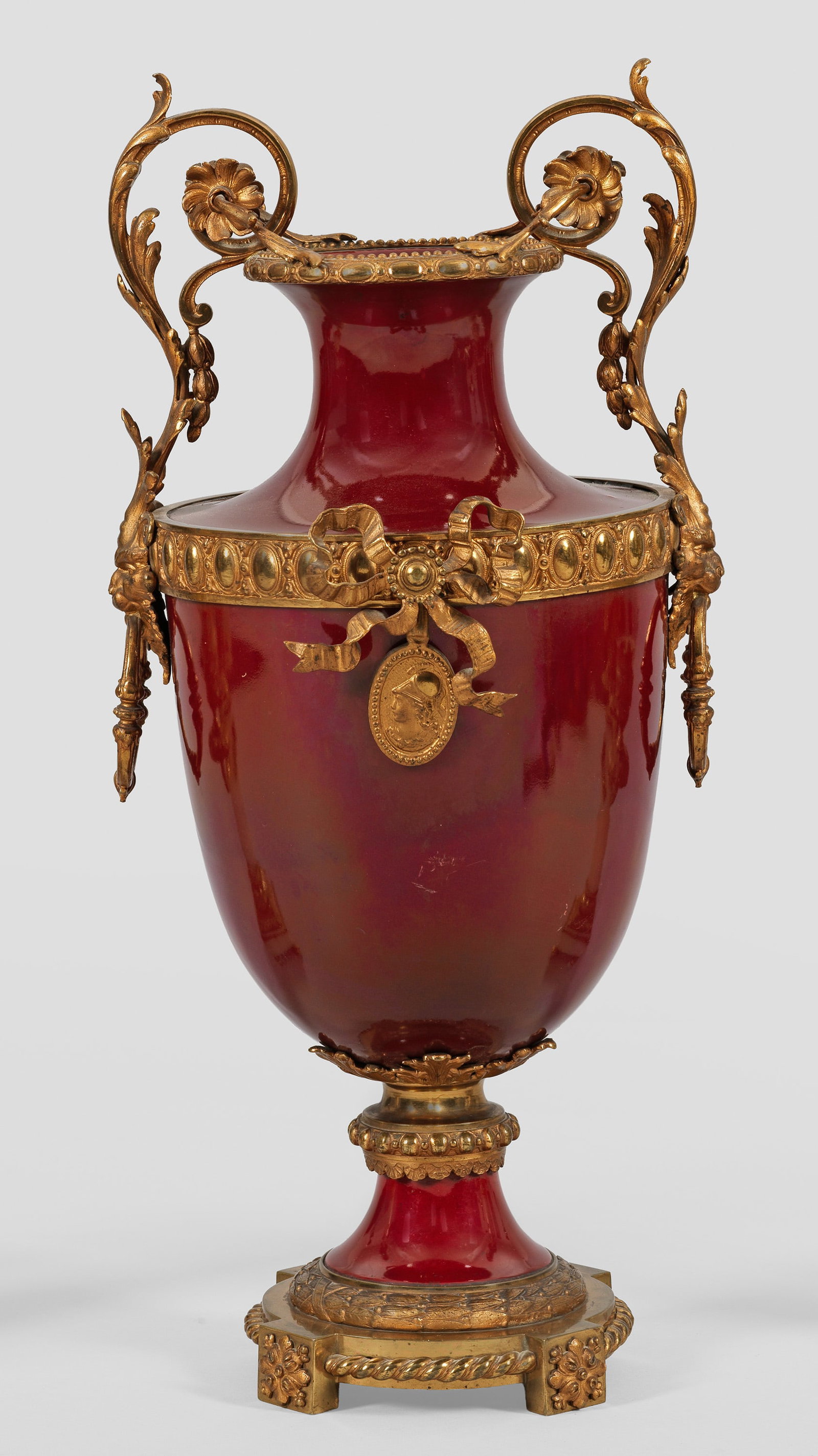Napoleon III.-Amphorenvase: mit vergoldeter Metallmontierung. Eingezogener Rundfuß mit eiförmig gewölbtem Korpus, stark eingezogener Schulter und trompenförmigem Hals. Flächendeckender, ochsenblutroter, sog. Sang de Boeuf-F