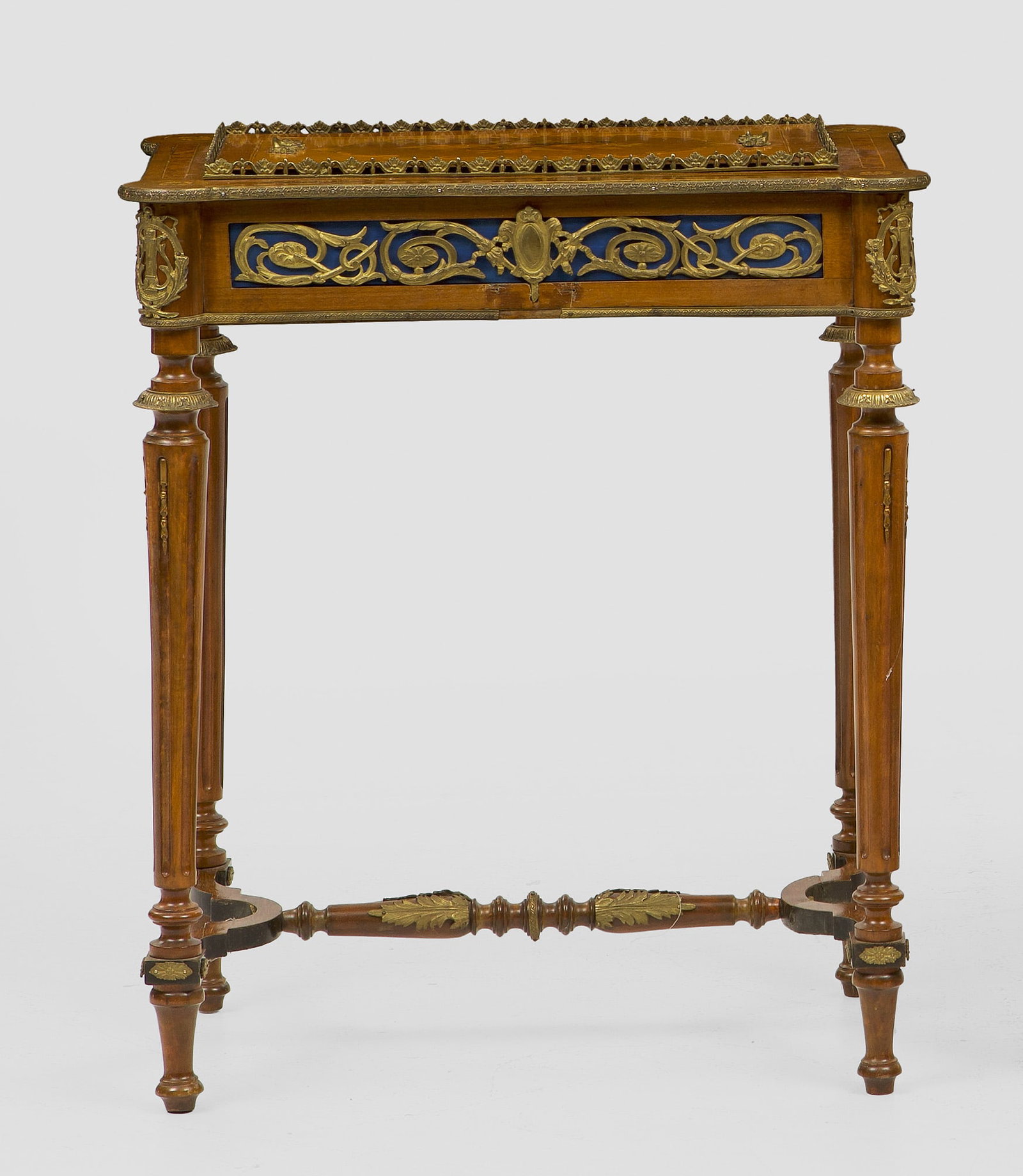 Napoleon III-Jardinière: Buchenholz und Nussbaum, massiv und furniert sowie Einlagen aus unterschiedlichen Hölzern. Gerader Zargenkasten auf gegliederten Balusterbeinen, unterhalb durch geschweifte, bzw. balusterförmige Ste
