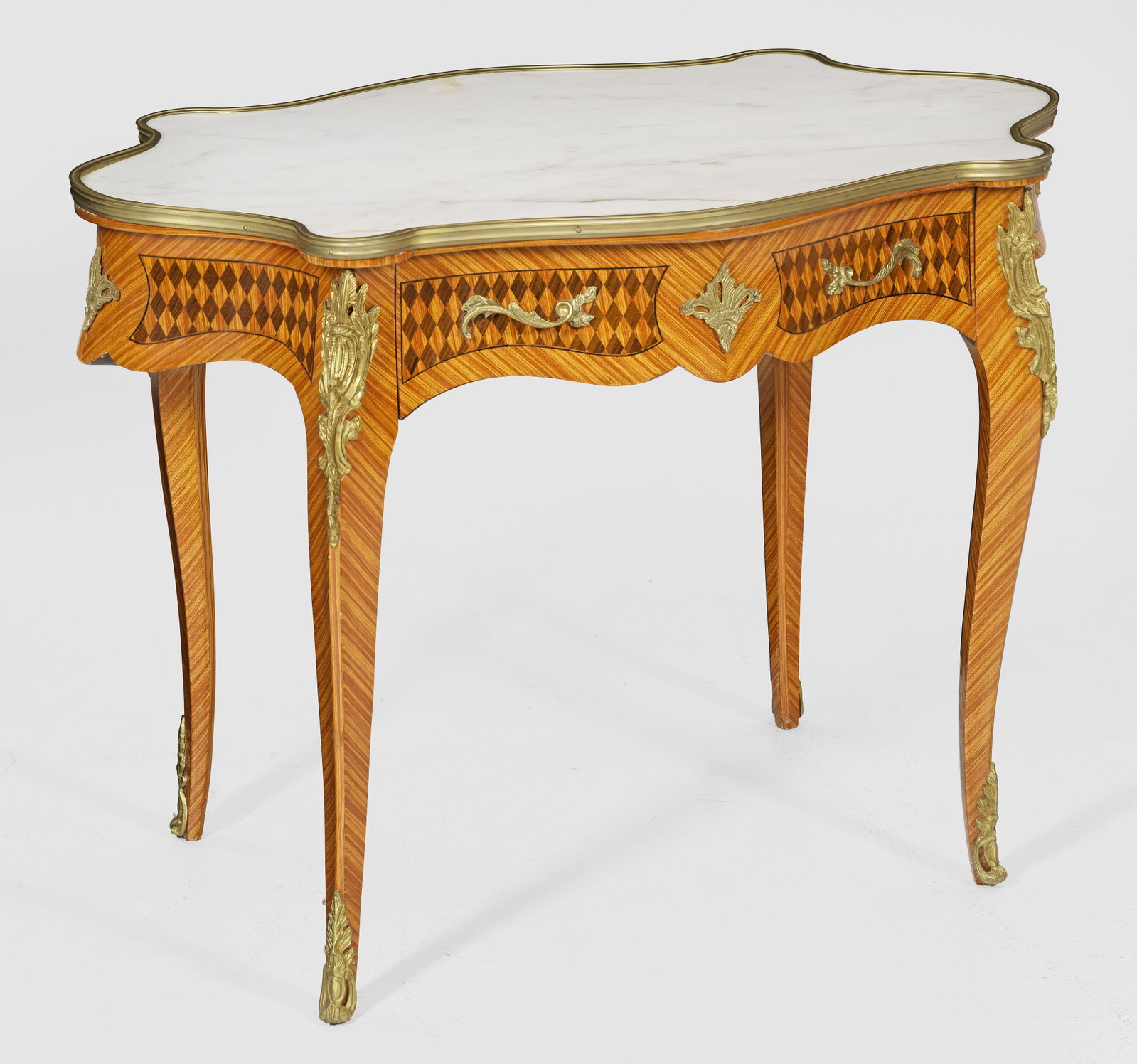 Salontisch im Louis XV-Stil: Rosenholz, furniert. Bombierter, einschübiger Zargenkasten auf hohen, geschweiften Beinen. Umlaufend der Zarge flächendeckende Rautenfelder. Korrespondierende, profilgerahmte Deckplatte aus weißem 