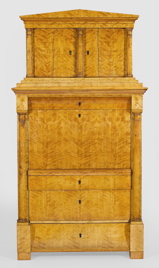 Biedermeier-Aufsatzsekretär: Birkenholz, furniert. Gerader, hochrechteckiger Korpus, flankiert von eingestellten, konischen Vollsäulen auf gekanteten Füßen. In der gegliederten Front, vier Schubladen unterschiedlicher Größe 