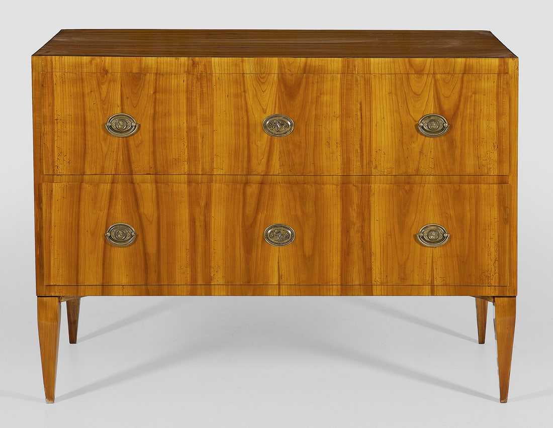 Große Biedermeier-Kommode: Kirschbaum, furniert. Gerader, querrechteckig angelegter Korpus auf konischen Vierkantbeinen. In der gegliederten Front zwei große Schubladen. Dem Korpus entsprechende Deckplatte. H. 86 cm. 117 cm x 