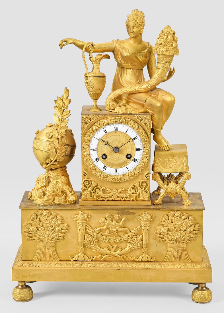 Charles X-Figurenpendule: Bronze, vergoldet. Über querrechteckig angelegtem Sockel mit erhaben reliefierten Blüten und Amorette rechteckiges Uhrengehäuse mit vollplastischer Darstellung der Göttin Flora mit blütengefüllt