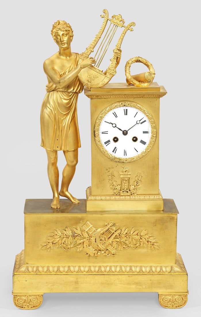 Große Charles X-Figurenpendule "Apoll": Bronze, vergoldet über hohem Podestsockel mit Palmettenfries und erhaben reliefierter Lyra mit Lorbeer. Besch. Emailzifferblatt sowie Pendulenwerk mit Fadenaufhängung und Halbstundenschlag auf Glock