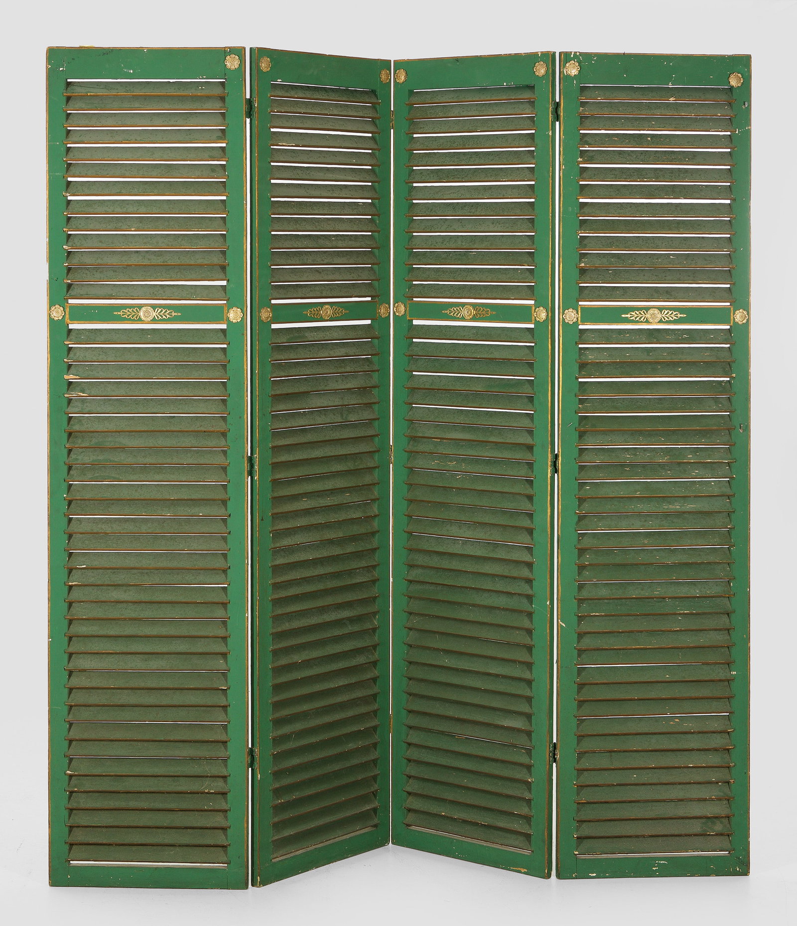 Großer Paravent im Empire-Stil: 4-tlg.; Holz, grün lackiert sowie Applikationen aus Bronze. Gerade, hochrechteckig angelegte Paneele aus breiten Streben und Stegen sowie horizontal angelegten, schräggestellten Lamellen. Pro Panel: