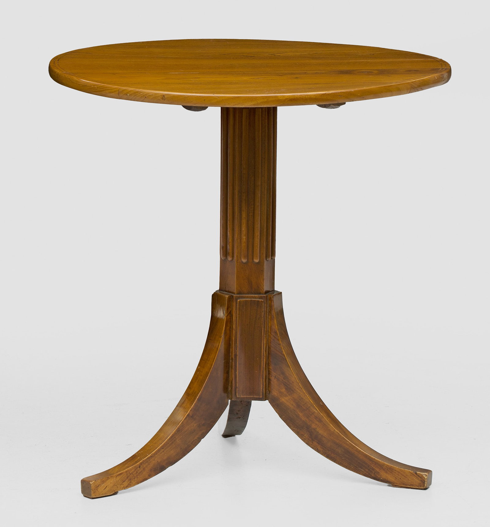 Biedermeier-Beistelltisch: Eschenholz. Gekanteter Schaft mit applizierten, gerundeten Stäben aus ausgestellten, konisch verlaufenden Beinen als Träger für runde, abklappbare Deckplatte. H. 75,5 cm. D. 73 cm. A German ashwood