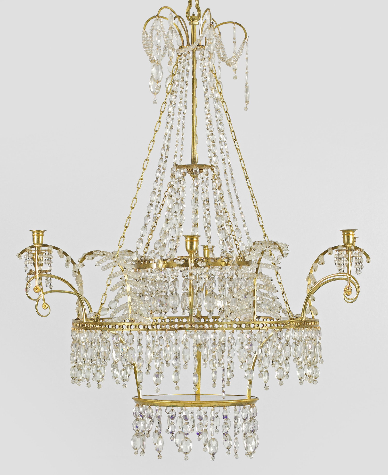 Seltenes Paar Empire-Deckenlüster: 6-flg.; Bronze sowie farbloses und kobaltblaues Kristallglas. Offen gestalteter, balusterförmiger Korpus aus Prismenschnüren im Verlauf. Schmaler, durchbrochen gearbeiteter Reif mit gestreckten Palm