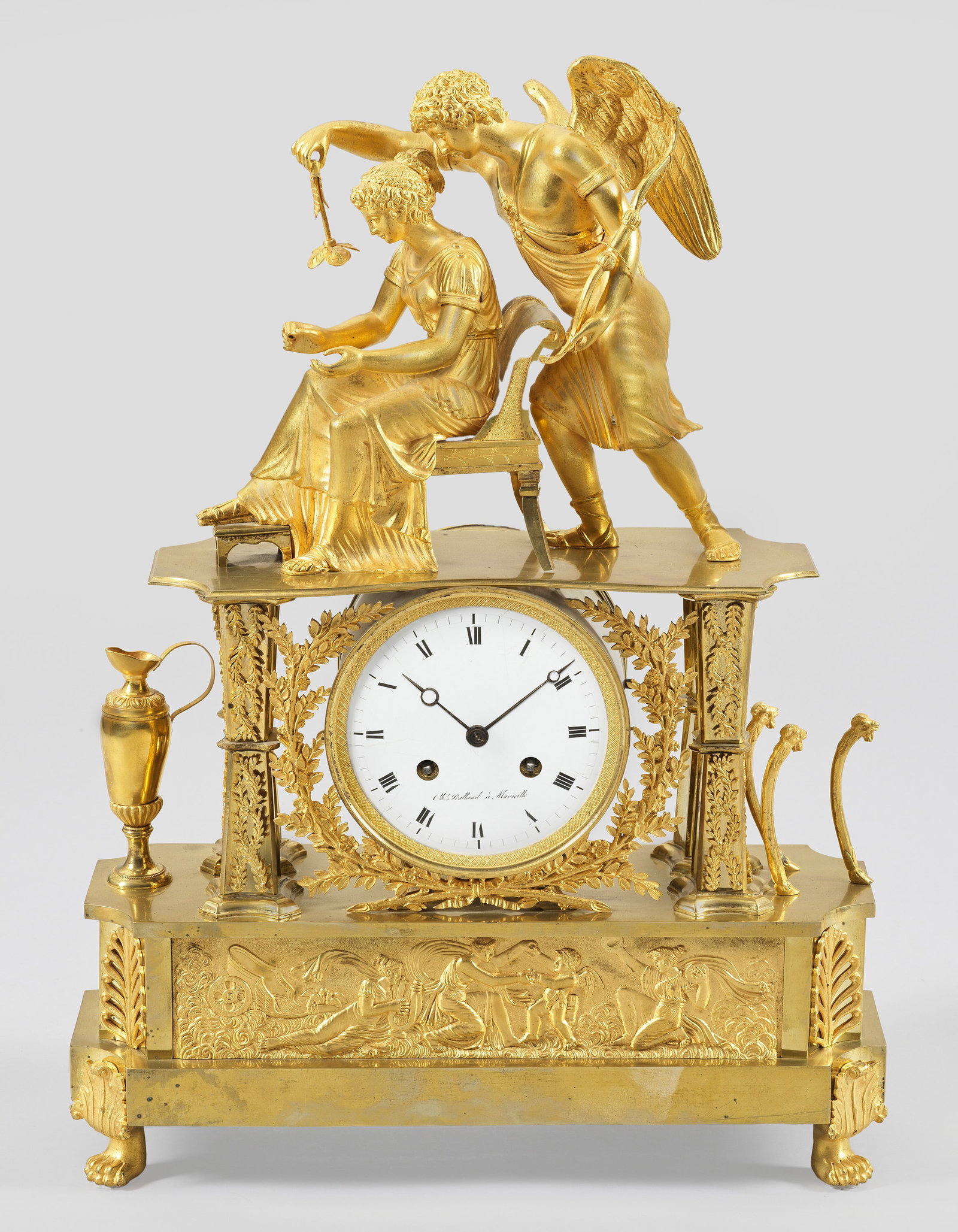 Große Empire-Figurenpendule: Bronze, feuervergoldet. Über querrechteckig angelegtem Sockel mit erhaben reliefiertem Figurenfries auf plastischen Tatzenfüßen, rundes Uhrengehäuse, flankiert von gekanteten Streben. Oberhalb vol
