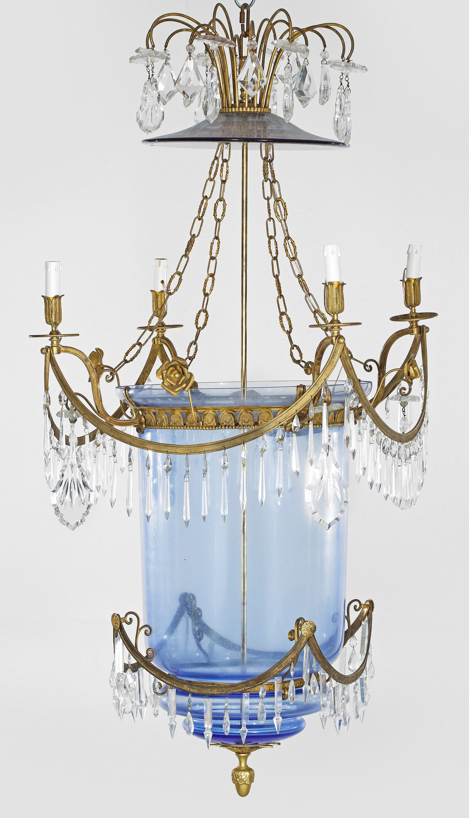 Paar große repräsentative Empire-Deckenampeln: 4-flg.; Messing, hellblaues Glas und farbloses Kristallglas. Balusterförmiger Korpus, umgeben von durchbrochen gearbeitetem Palmettenfries sowie festonartigen, gebogten Streben mit reichem Behang aus