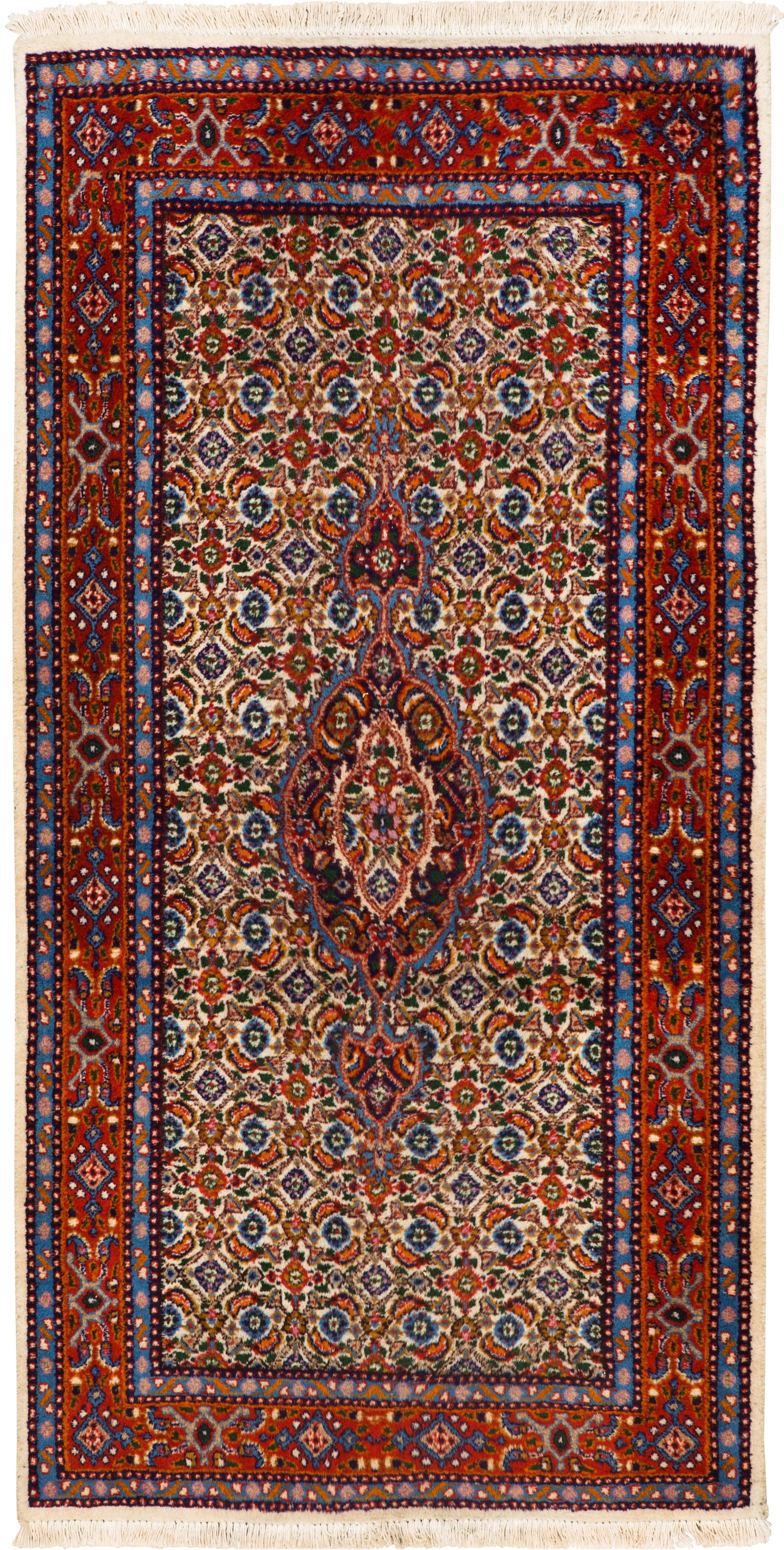 Birdjand-Brücke: Persien. Wolle auf Baumwolle. Im elfenbeinfarbenen Innenfeld gestrecktes Zentralmedaillon sowie flächendeckende Heratimusterung. Umlaufend breite Bordüre. 145 cm x 74 cm. A Persian Birdjand rug.