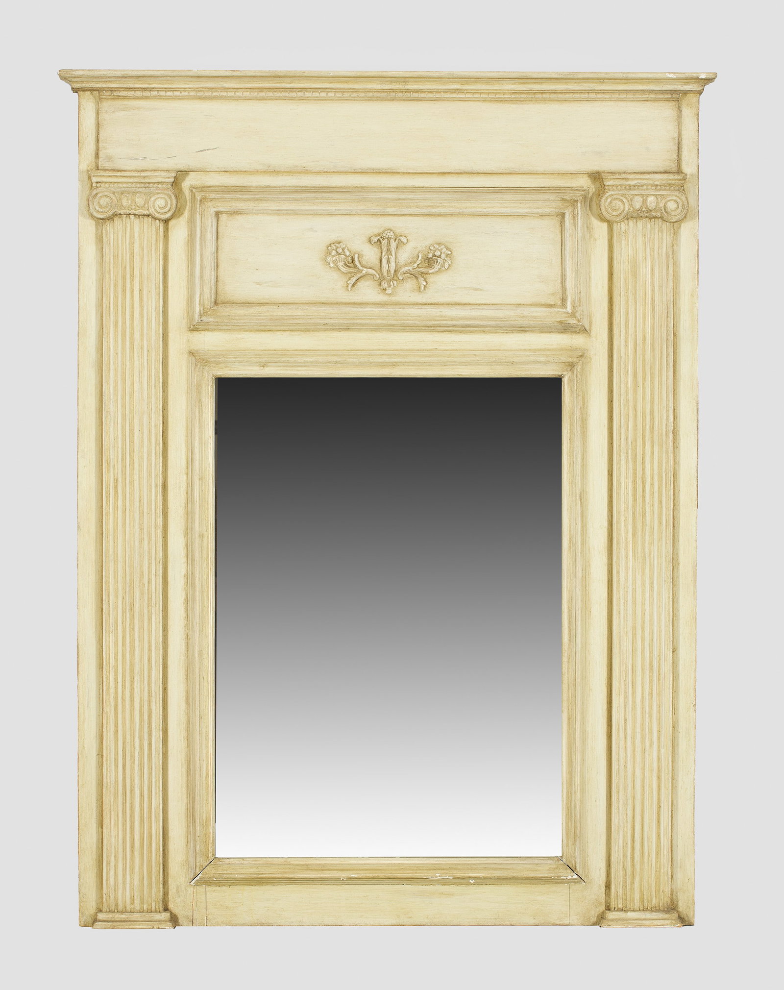 Großer Kaminspiegel im gustavianischen Stil: Holz, cremefarben gefasst. Gerade, hochrechteckige Spiegelrahmung, flankiert von kannelierten Pilastern mit ionischen Kapitellen. Breites Giebelgeld mit Blütenmotiv sowie Gesims mit Zahnfries. 145,5 