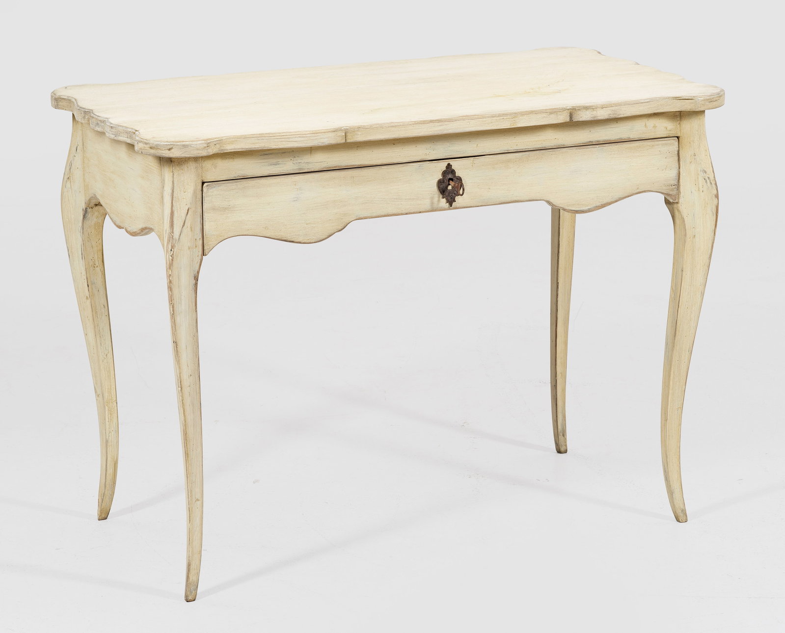 Dekorativer Schreibtisch: Holz, cremefarben gafasst. Passig geschweifter, einschübiger Zargenkasten auf schräggestellten, geschwungenen Beinen. Passig geschweifte Deckplatte. H. 76 cm. 104 cm x 58 cm. A Scandinavian decorati